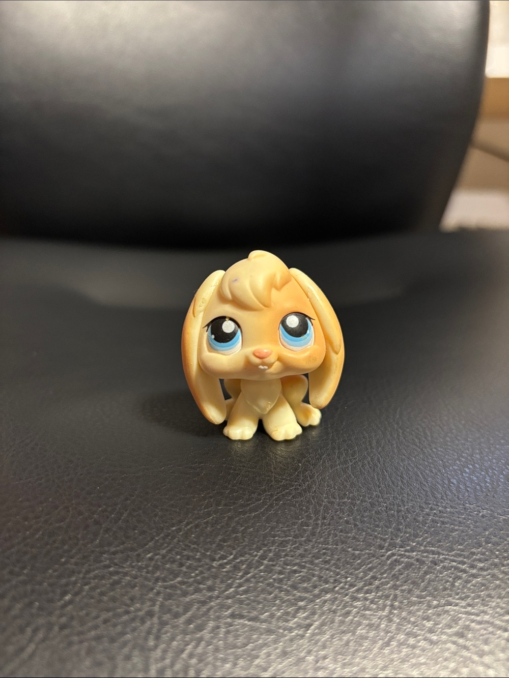 Littlest Pet Shop LPS #95 Blonde Bunny with Blue Eyes